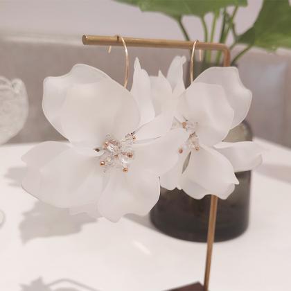 Exaggerated White Arcylic Flower Earrings Clear..