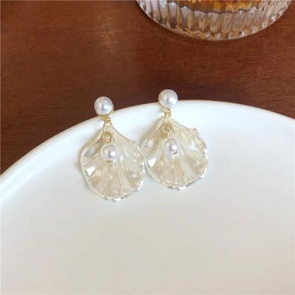 Trendy White Shell Pearl Dangle Earrings Woman..