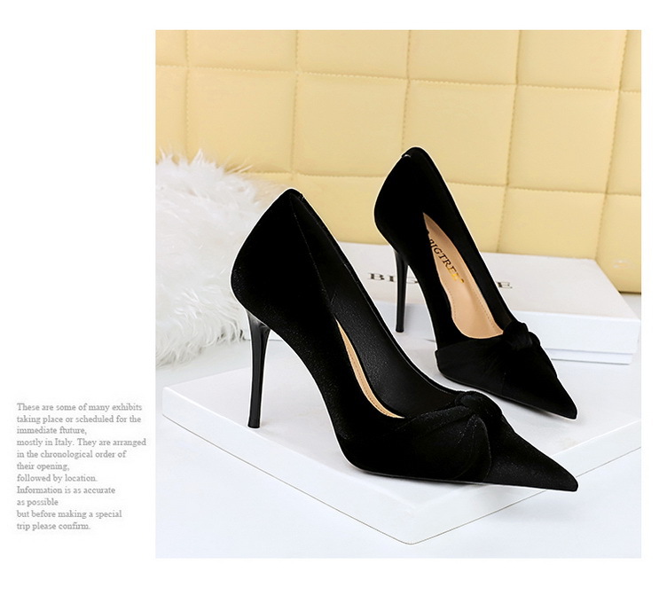 GIANVITO ROSSI Noemi patent leather-trimmed velvet pumps | THE OUTNET