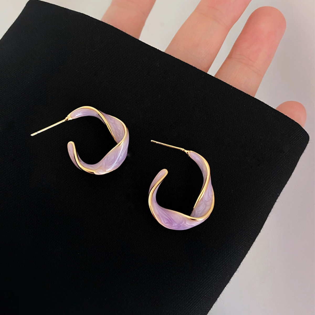 Fashion Lavender Purple Earrings For Woman Gold Color Twisted Art Line Purple Hoop Earrings Gift Jewelry Wholesale