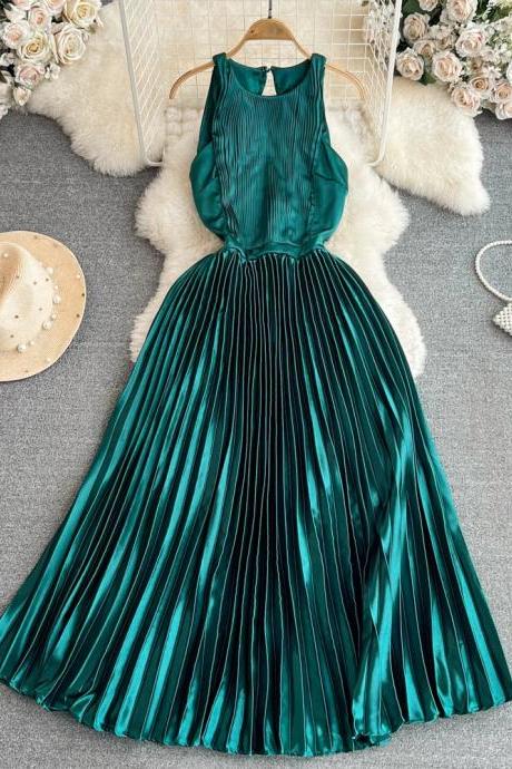 Elegant Emerald Pleated Maxi Dress With Halter Neck