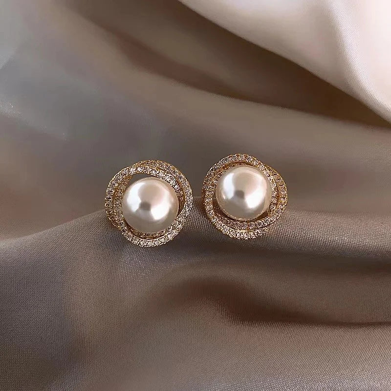 Pearl Cluster Pendant Necklace In Gold main image 0